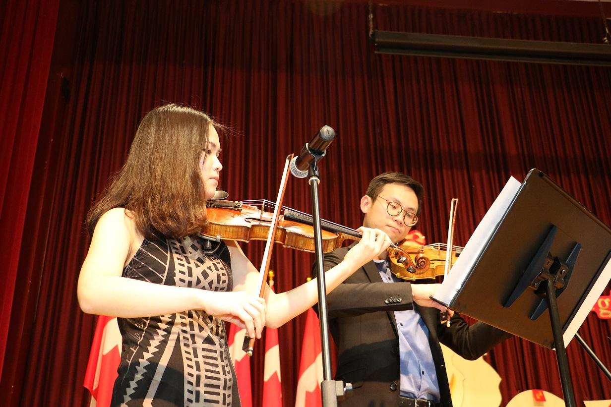 多倫多大學音樂系博士生林咏瑜及侯亨翰在2018多倫多「台灣之夜」表演小提琴合奏。