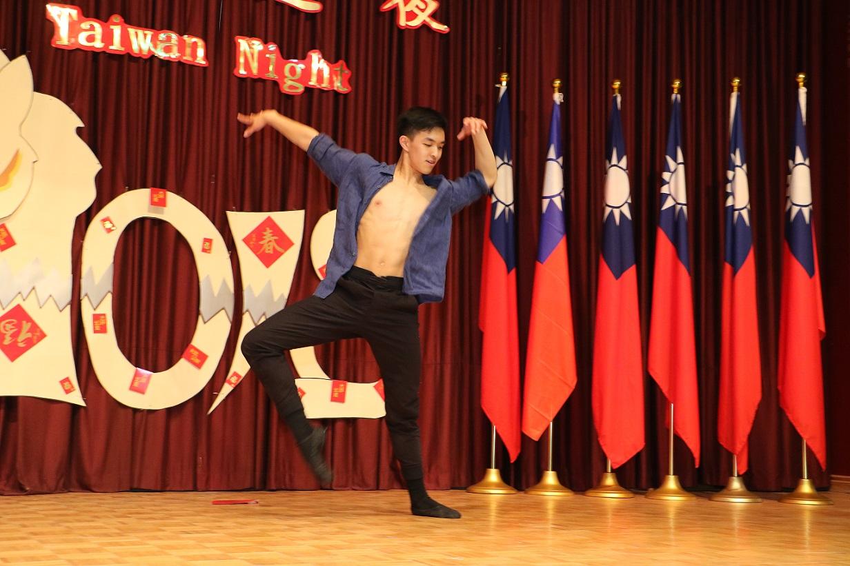 加拿大國家芭蕾舞團台灣舞者梁秩傑在2018多倫多「台灣之夜」表演芭蕾舞