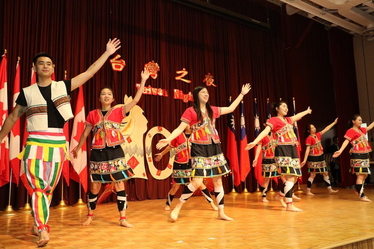 高雄餐旅大學在安省漢博學院交換學生的阿美族舞蹈
