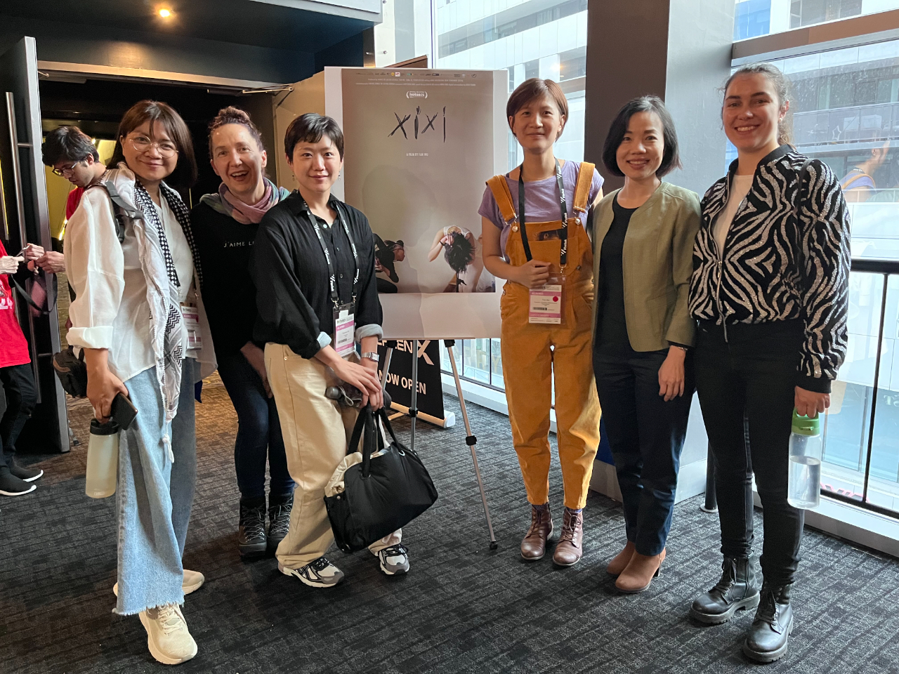 陳錦玲處長出席「XiXi」首映會，與導演吳璠，以及來自韓、菲、美、哥倫比亞等國的製作團隊成員見面，恭賀她們的作品「XiXi」入選Hot Docs國際競賽單元。