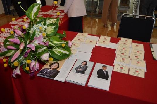 蔡總統、陳副總統簡歷摺頁及Taiwan Review蔡總統專題報導抽印本