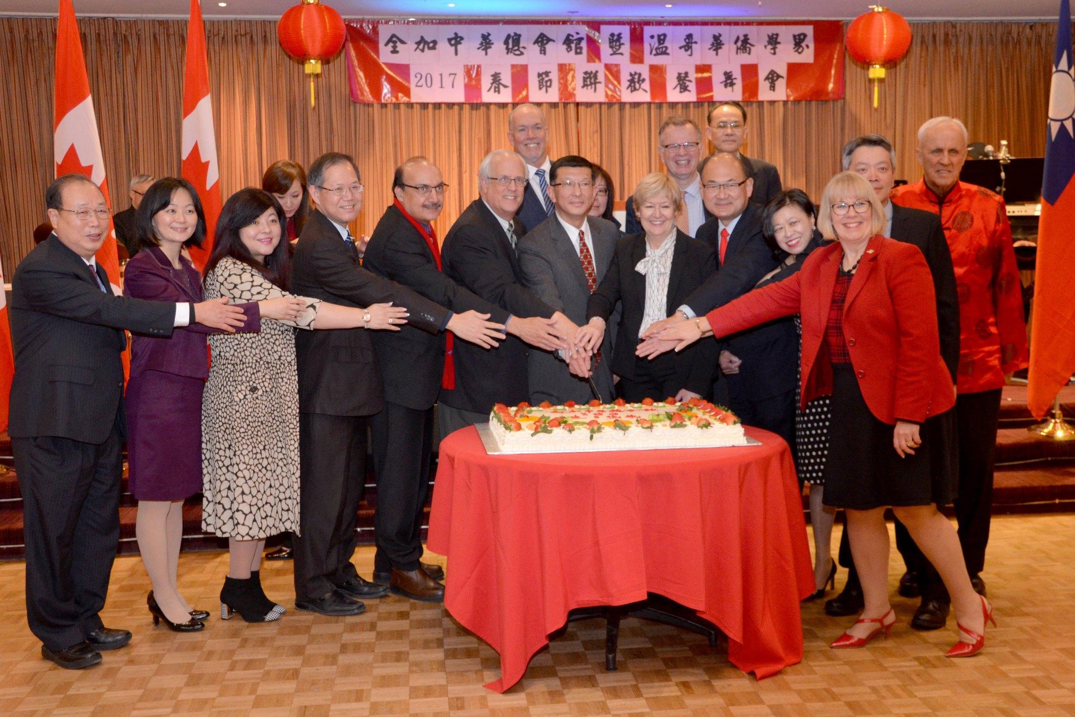 出席貴賓同切蛋糕慶賀新春