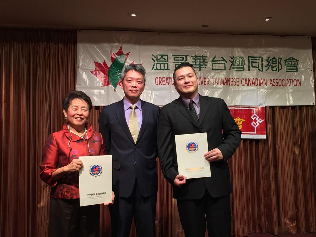 李志強處長(中間)代表僑委會委員長吳新興轉頒卸任會長江許山僑務促進委員(右)感謝函，以及新任會長張理瑲(左)賀函