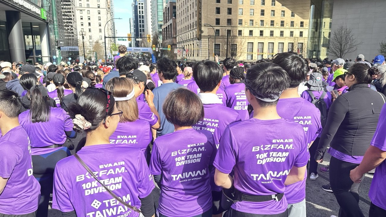 劉處長與台灣隊的年輕跑者在起跑點合影