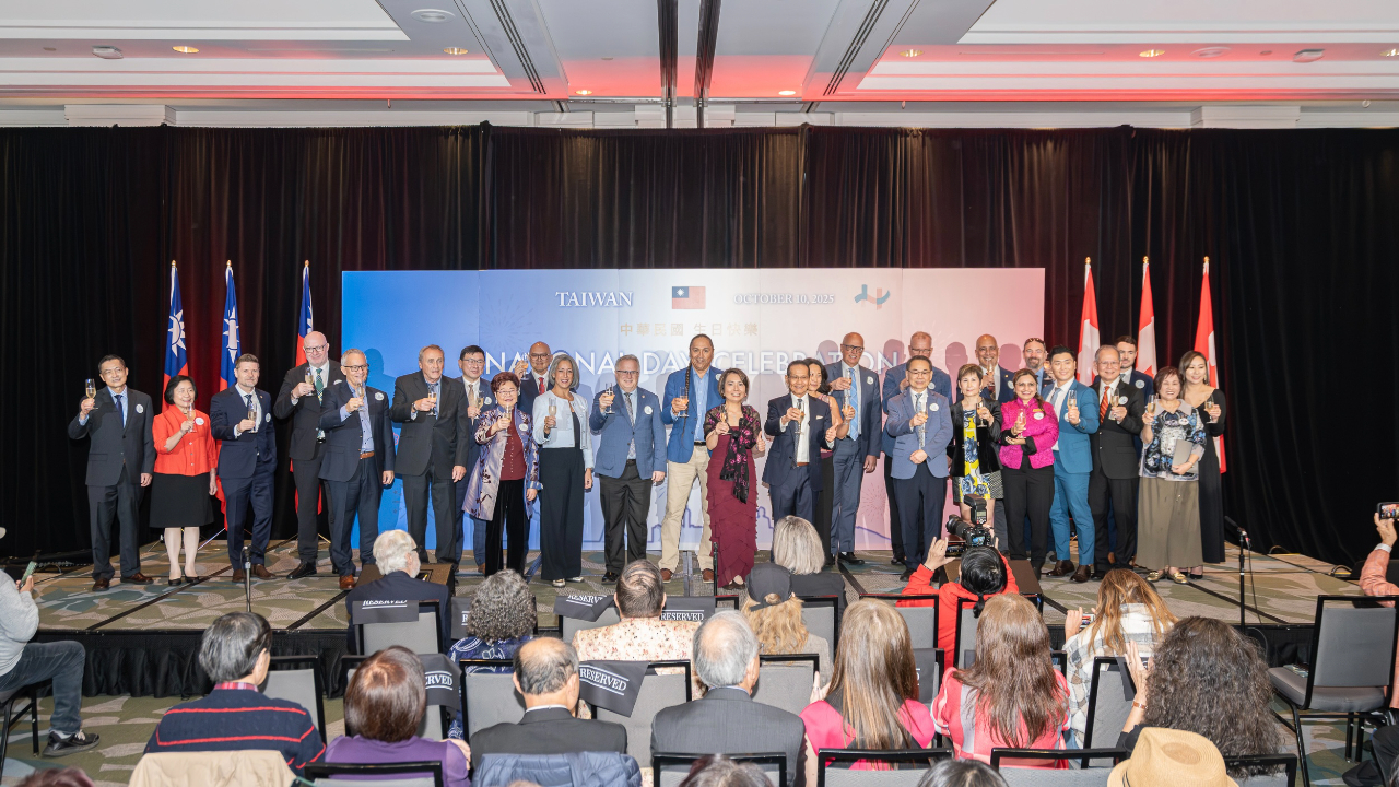 Distinguished guests raise a toast in celebration of the 114th National Day