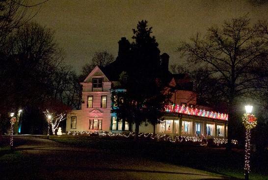 To celebrate the Holiday Season, Representative Lyushun Shen of the Taipei Economic and Cultural Representative Office (TECRO) in the US hosts a Christmas Ball entitled 'The Night of Waltz and More' at the historical Twin Oaks Estate, decorated with laser Christmas lights on December 18, 2015.

Post Date:2015/12/22