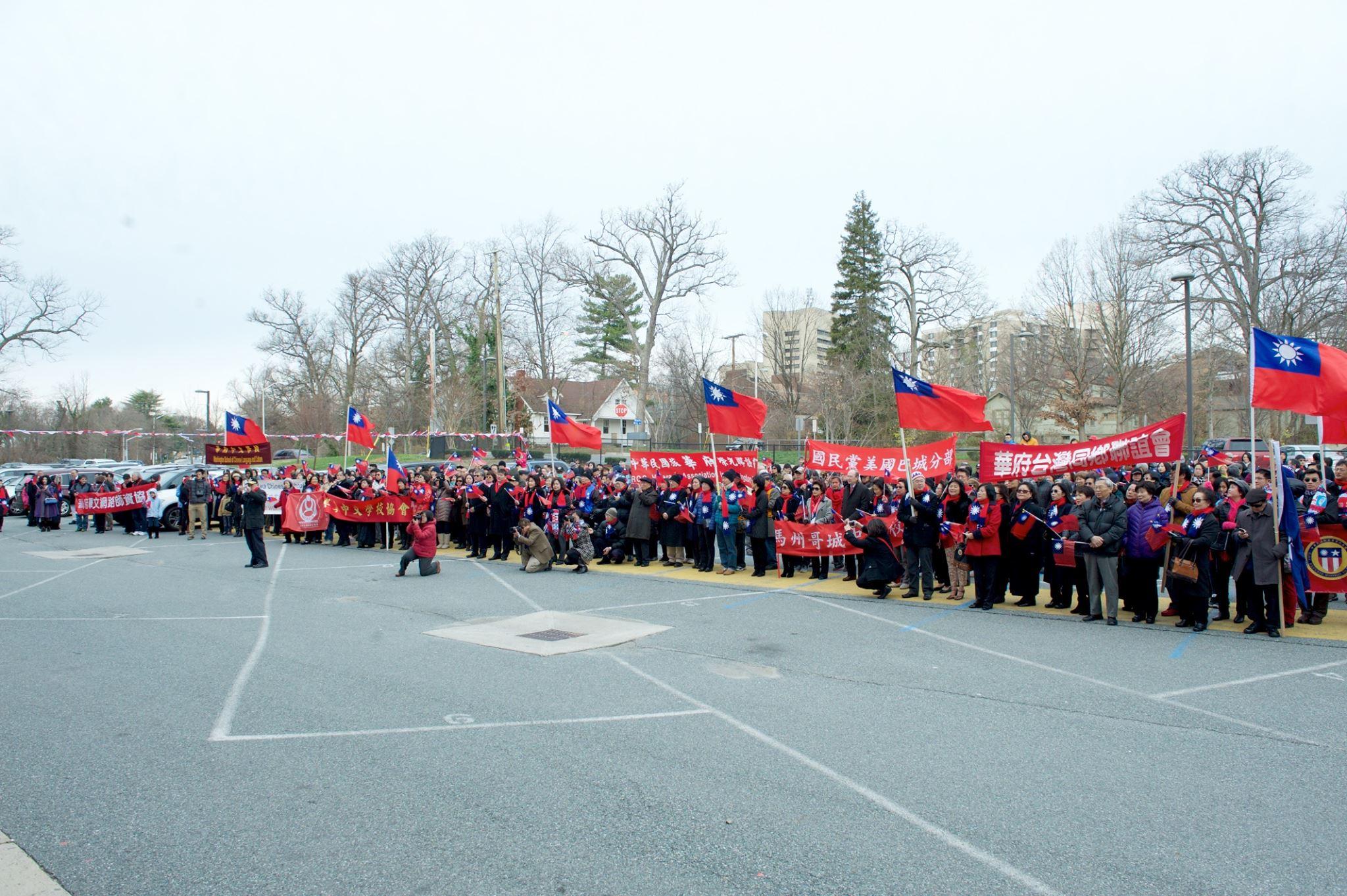 Although the temperature was down to 40°F, there were over 500 community leaders and Taiwan students participating in the flag-raising ceremony.