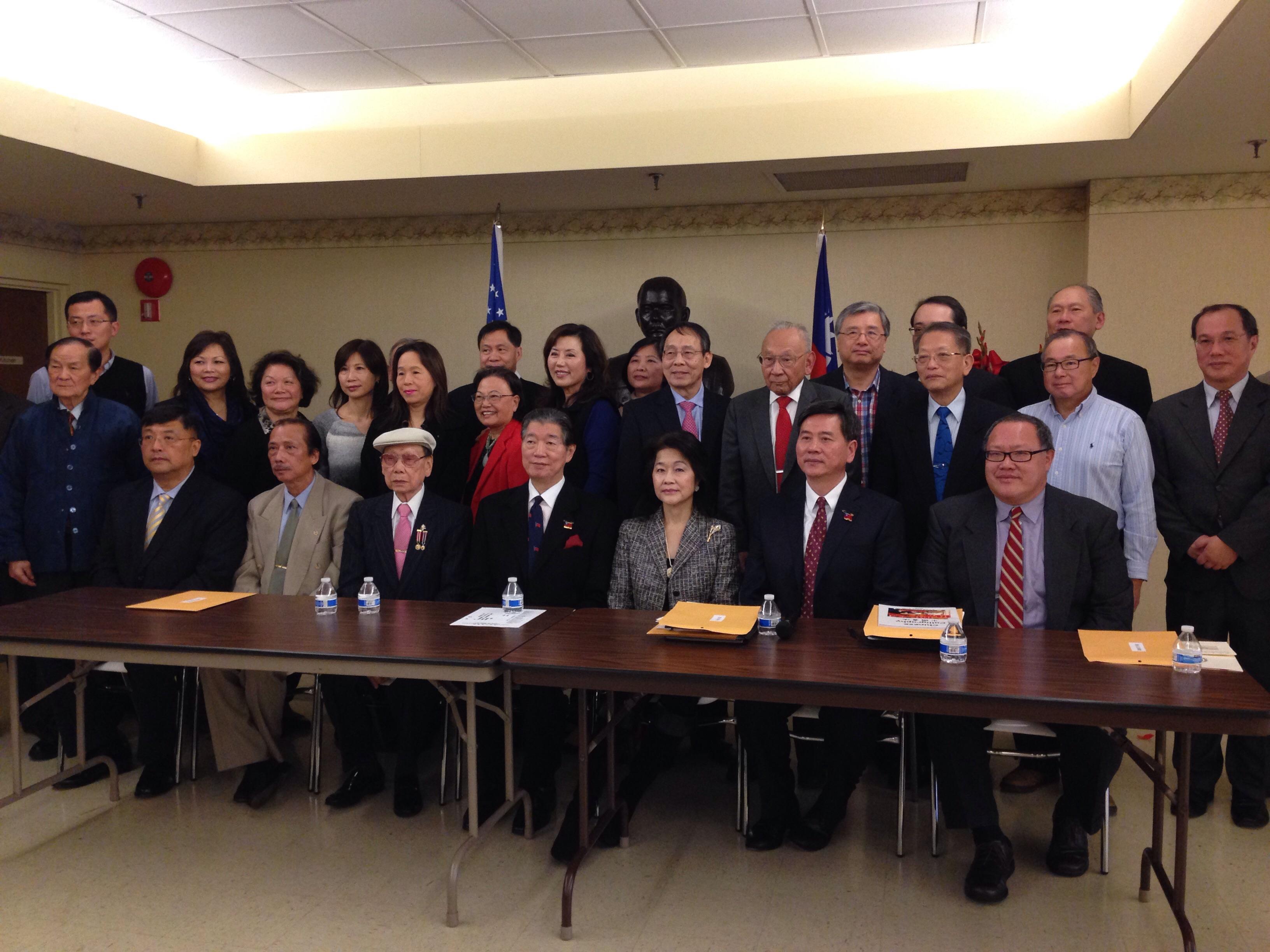 Representative and Mrs. Shen posed for a picture with the CCBA 2016 Chairman and members.