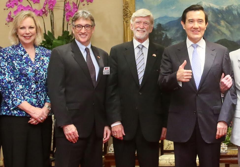 ROC President Ma Ying-jeou meets descendants of US presidents on September 1, 2015 to extend gratitude for US wartime assistance to the ROC. From right to left: President Ma; David B. Roosevelt, the grandson of former US President Franklin Delano Roosevelt; Clifton Truman Daniel, the grandson of former US President Harry S Truman; and Mary Jean Eisenhower, the granddaughter of former US President Dwight D. Eisenhower. 