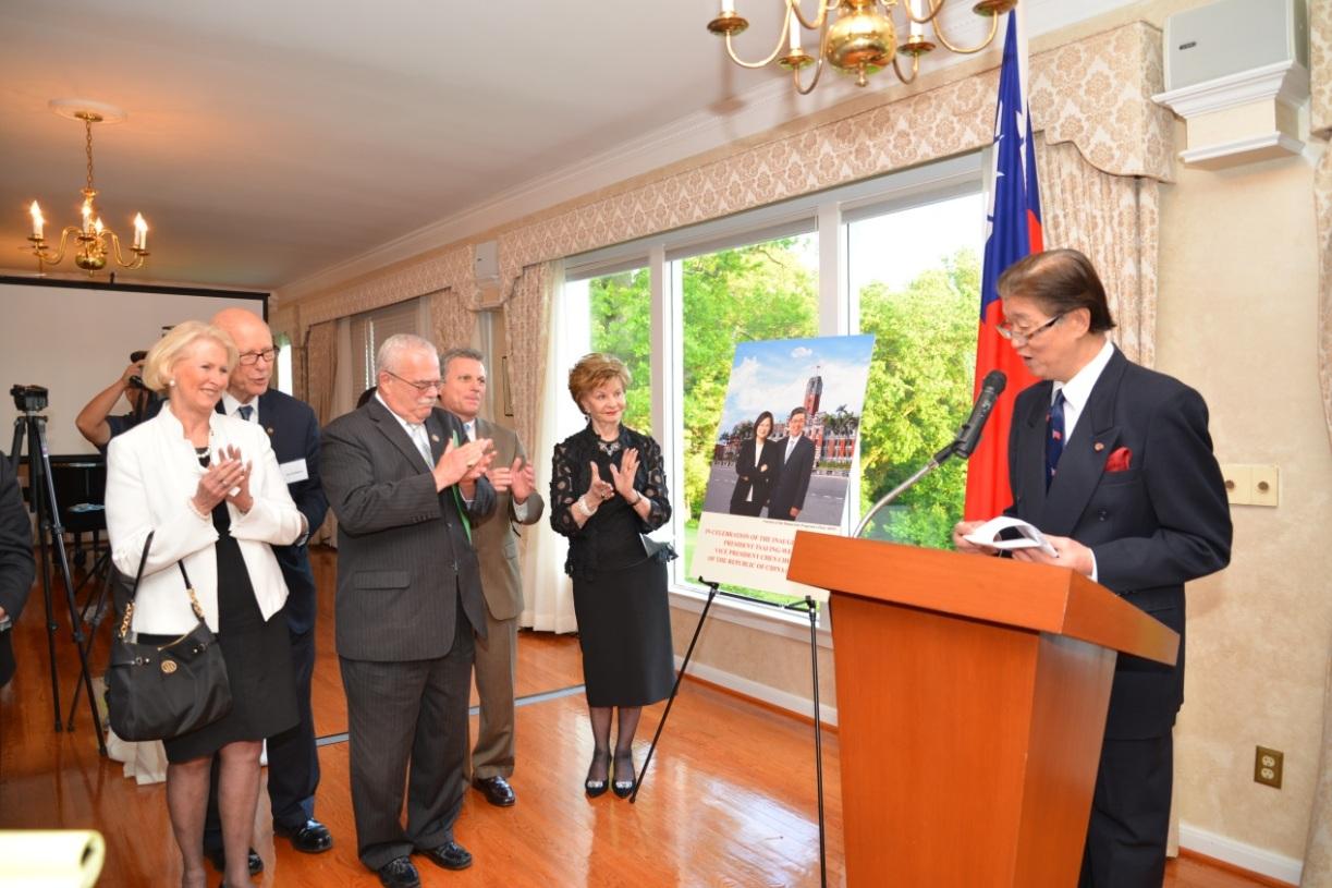 Members of the US Congress attend the reception and listen to the remarks by Representative Shen. From left, Senator and Mrs. Pat Roberts (R-KS), Co-chair of the Congressional Taiwan Caucus Rep. Gerry Connolly (D-VA) , Rep. Buddy Carter(R-GA), and Del. Madeleine Bordallo(D-GU)