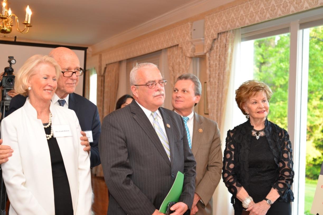 Members of the US Congress attend the reception and listen to the remarks by Representative Shen. From left, Senator and Mrs. Pat Roberts (R-KS), Co-chair of the Congressional Taiwan Caucus Rep. Gerry Connolly (D-VA) , Rep. Buddy Carter(R-GA), and Del. Madeleine Bordallo(D-GU)