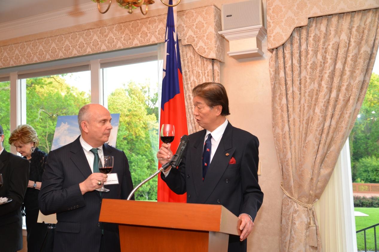 Representative Shen and Mr. Joseph Donovan Jr, Managing Director of the American Institute in Taiwan, invite guests to raise their glasses in a toast to the good health of the two heads of state and the ever-lasting friendship between Taiwan and the United States.