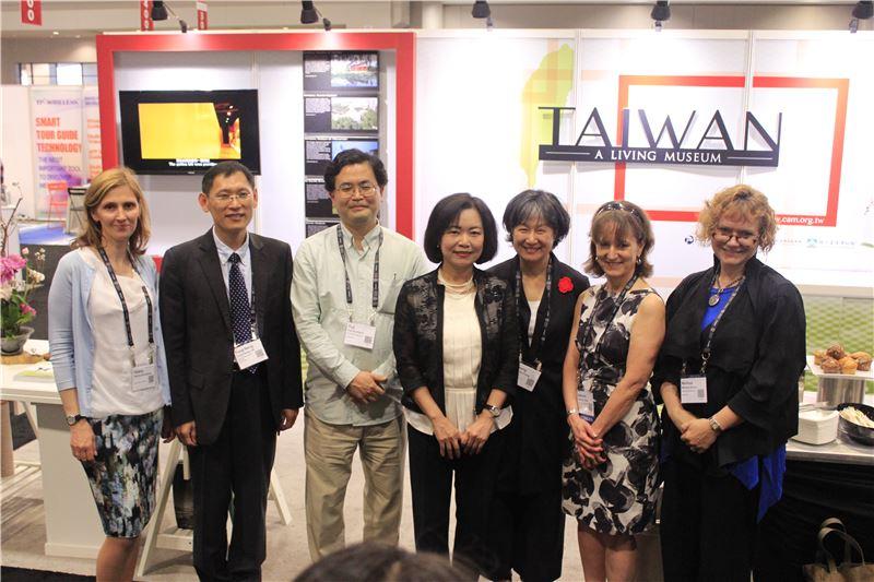 Deputy Representative Anne Hung (Center) took a photo with guests at the Taiwan Pavilion Networking Reception at the 2016 American Alliance of Museums Annual Meeting & MuseumExpo on May 27, 2016. From right: Melissa Rinne, Research Fellow of the Kyoto National Museum; Deborah Ziska, The International Council of Museums (ICOM) U.S. Board Member; In-Kyung Chang, ICOM Korea Vice Chairperson; Yuji Kurihara, Secretary-General, National Institutes for Cultural Heritage and Director of Administration of the Tokyo National Museum; Yung-Neng Lin, Secretary-General of the Chinese Association of Museums; Valeria Suruceanu, ICOM Moldova Chairperson。