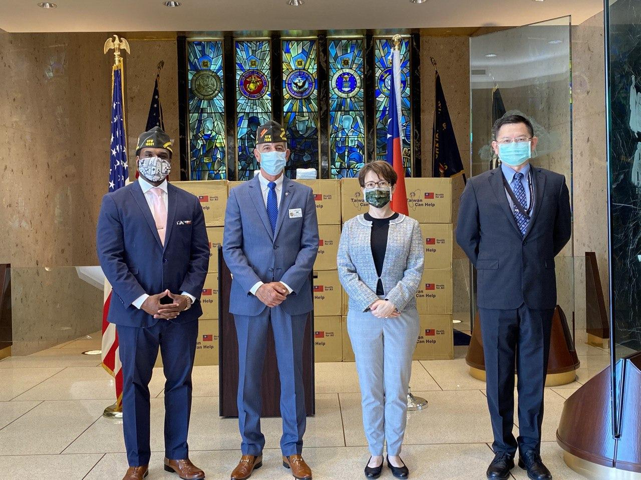 Taiwan Representative Bi-khim Hsiao presented a donation of 250,000 surgical masks to the Veterans of Foreign Wars (VFW) on October 29.