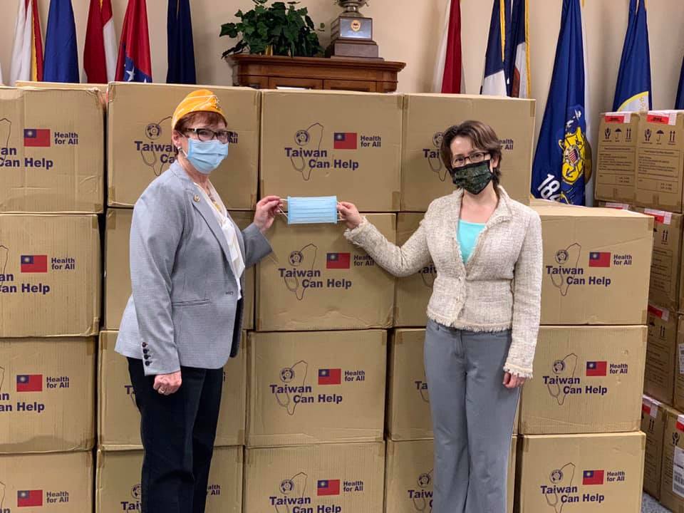 On behalf of the government and people of Taiwan, Taiwan Representative Bi-khim Hsiao donated 250,000 surgical masks to the American Veterans (AMVETS) organization.