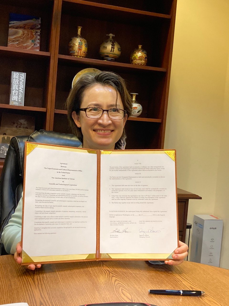 Taiwan Representative Bi-khim Hsiao and Managing Director of AIT Ingrid D. Larson signed the Agreement in Science and Technology Cooperation in a virtual ceremony. 