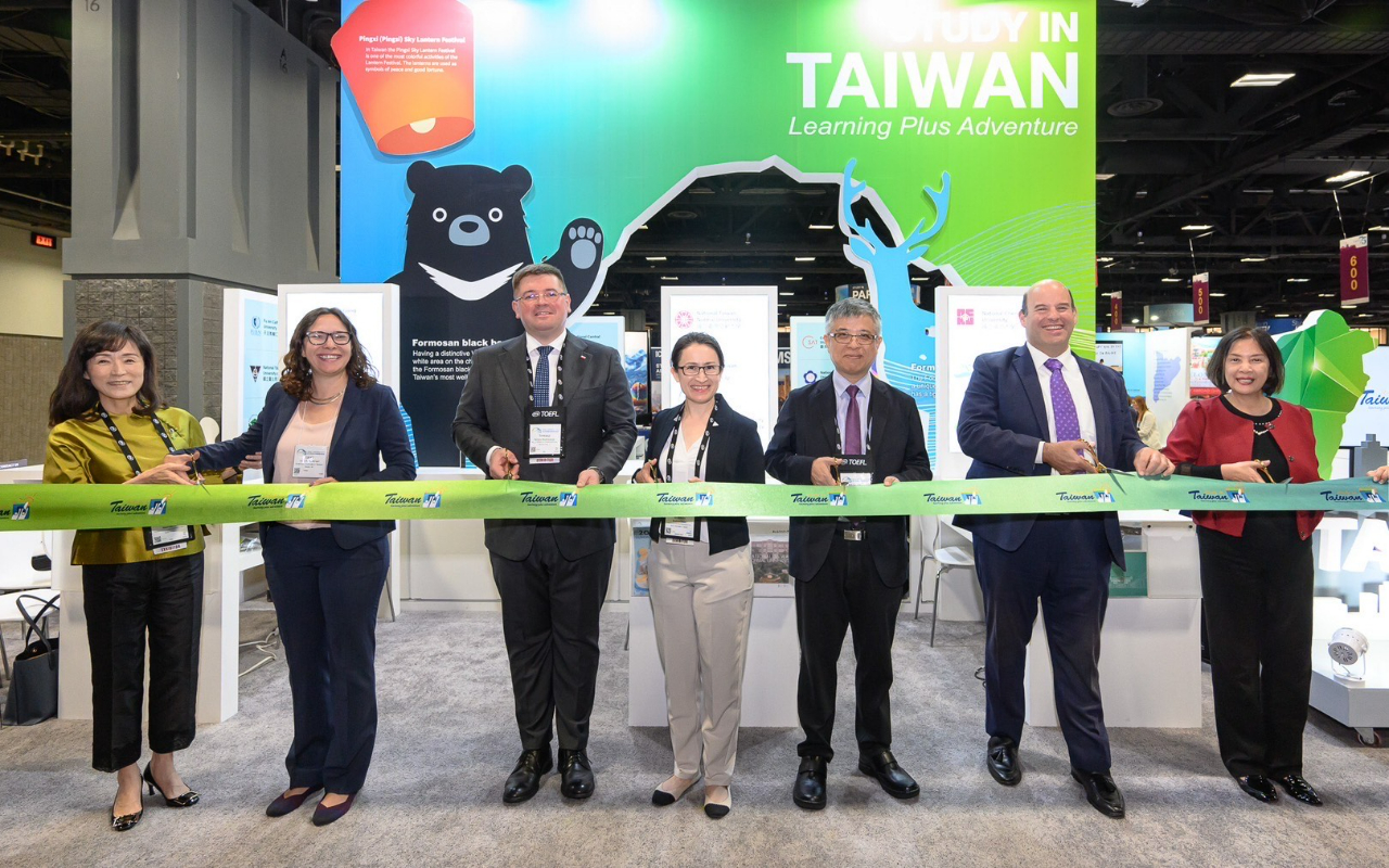The special guests for the opening ceremony of Study in Taiwan Booth include Advisor Huey-Jen Su from FICHET, Laura Rosenberger, Chair of American Institute in Taiwan, Tomasz Rzymkowski, Polish Deputy Minister of Education and Science, Ambassador Bi-Khim Hsiao, Mon-Chi Lio, Political Deputy Minister of the Ministry of Education, Ethan Rosenzweig, US Deputy Assistant Secretary of State, and Nicole Yen-Yi Lee, Director General of DICE, Ministry of Education to grace the ceremony with their presence.