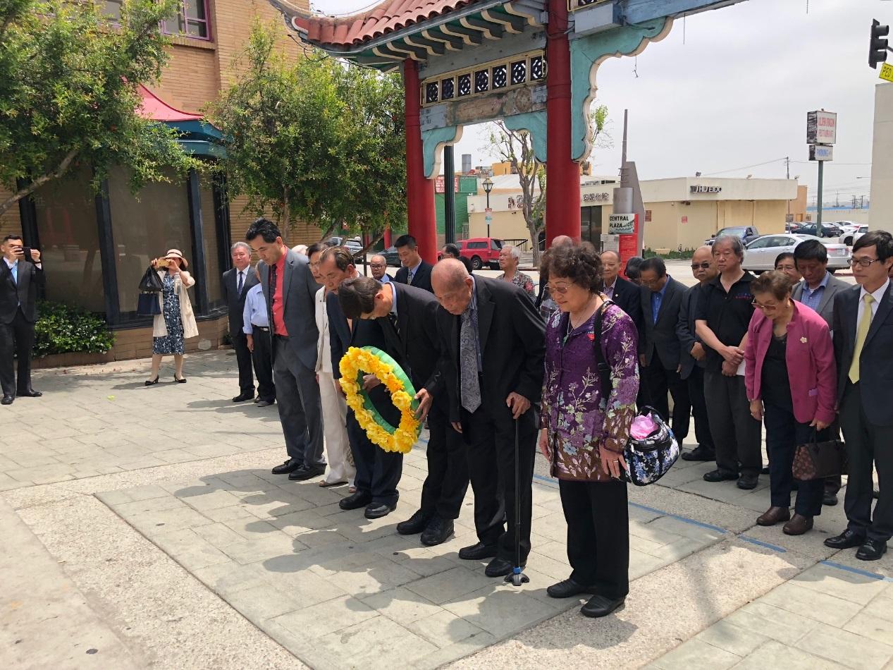 2018年6月5日中華會館四大首長、泛美中華會館聯誼會秘書長黃金泉及僑團成員陪同朱文祥大使赴華埠國父銅像前獻花致敬。