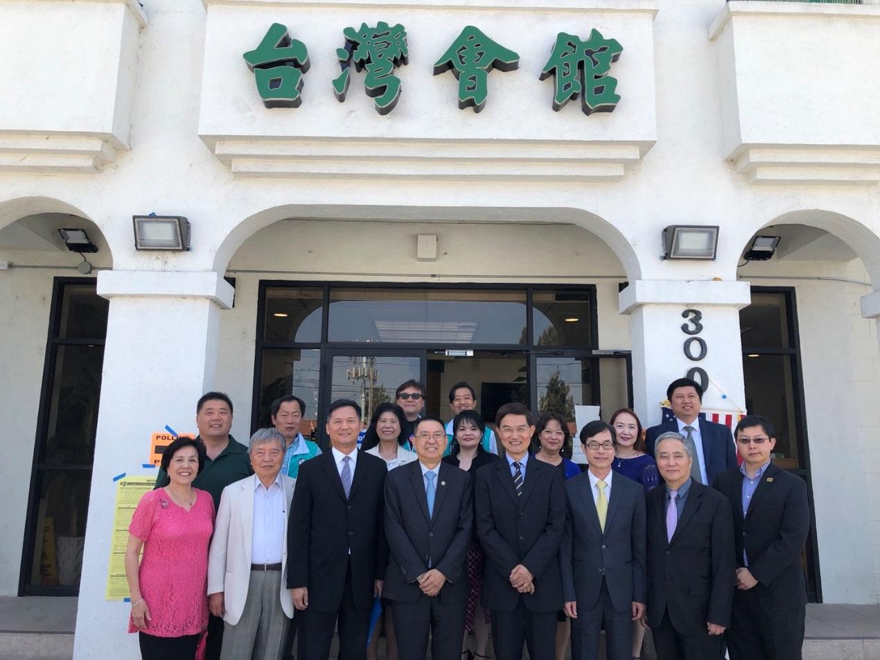 2018年6月5日朱文祥大使與台灣會館成員於會館外合影。