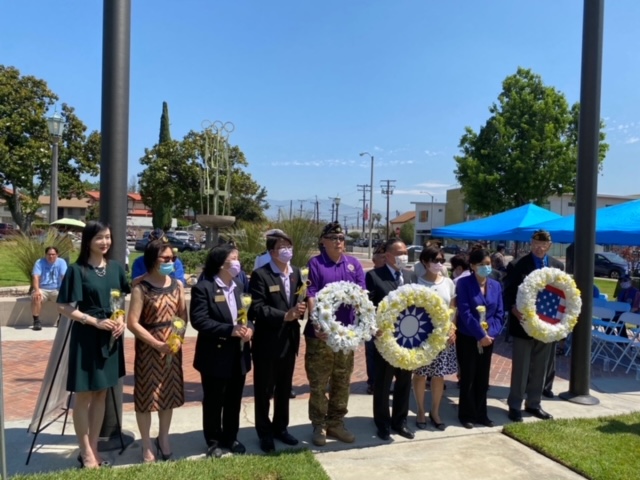 黃敏境處長夫婦及與會貴賓向二戰紀念碑敬獻花圈