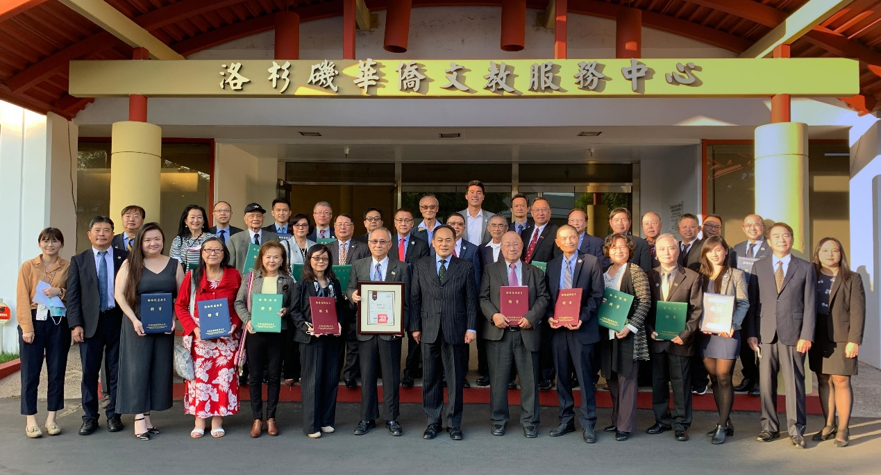 第一排中為黃敏境處長、一排左二為洛僑中心張皓鈞主任、一排右二為橙僑中心蔣翼鵬主任。