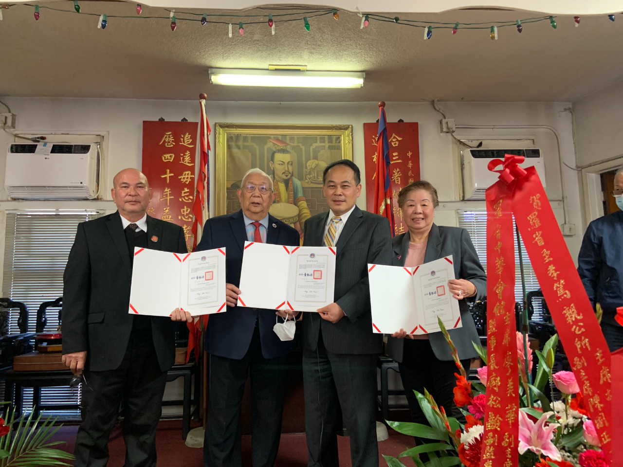 21年12月26日黃敏境處長代表僑務委員會童振源委員長致頒賀狀予胡卓球主席 左1 陳周正副主席 左2 並致頒感謝狀予滿任袁慕璋主席 右1 駐洛杉磯台北經濟文化辦事處