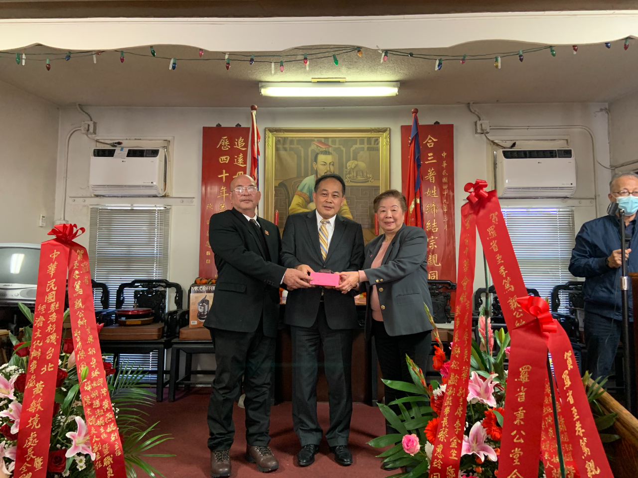 21年12月26日黃敏境處長於羅省至孝篤親公所22年正 副主席就職典禮上監交印信 駐洛杉磯台北經濟文化辦事處