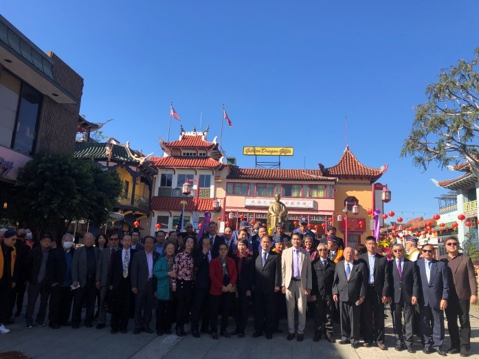 2022年11月12日出席南加州全僑各界暨羅省中華會館紀念國父孫中山先生誕辰156週年獻花致敬儀式全體貴賓大合照