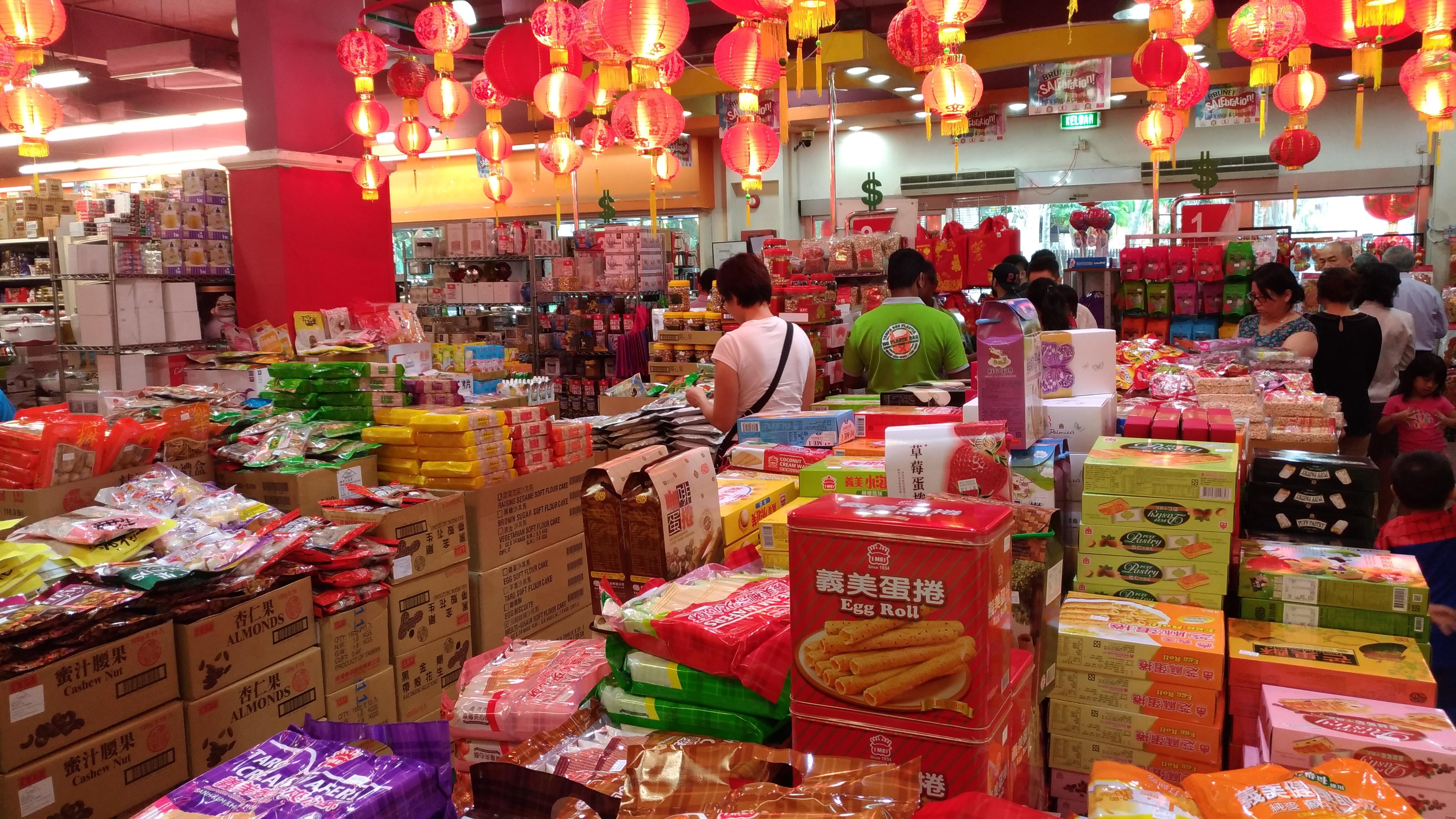 汶萊第一百貨進口臺灣各類春節應景食品，提供汶萊民眾選購。