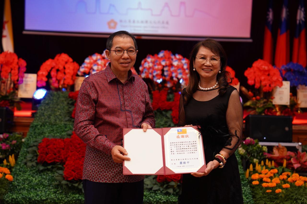 駐汶萊代表處蕭勝中大使於114年雙十國慶晚會頒發感謝狀予徐瑞芬瓷繪杯師生
