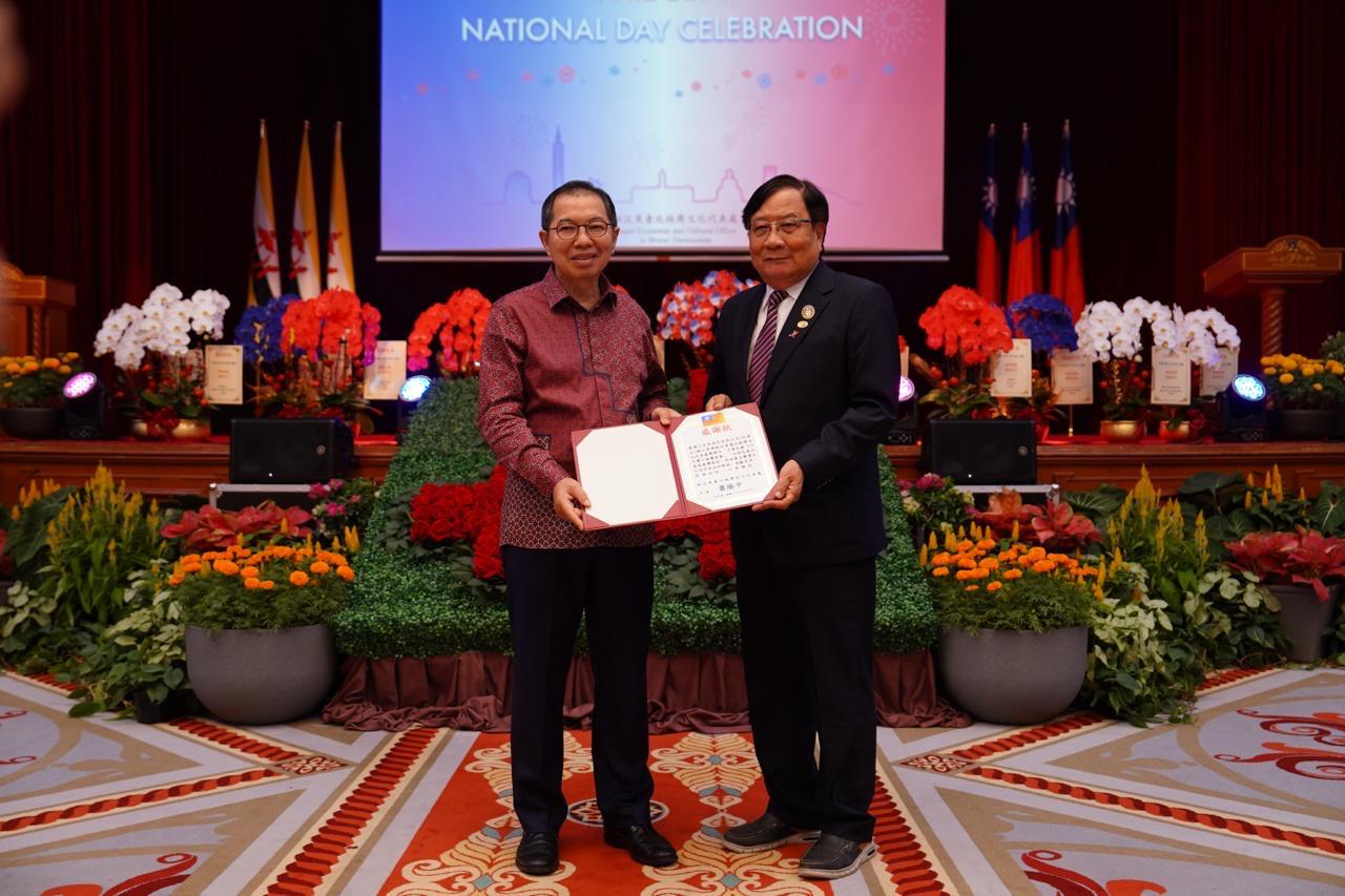 駐汶萊代表處蕭勝中大使於114年雙十國慶晚會頒發感謝狀予嘉義旺萊山一支杉咖啡劉家發董事長