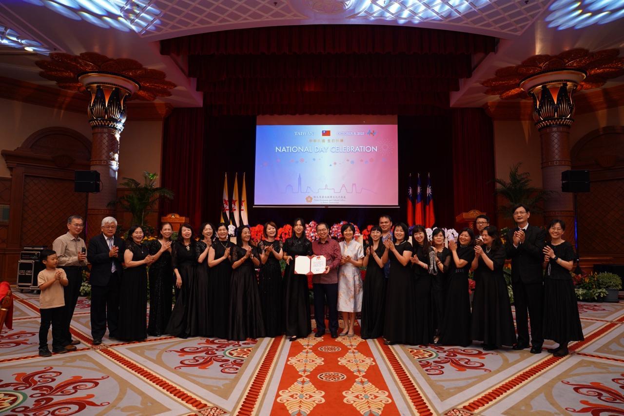 駐汶萊代表處蕭勝中大使於114年雙十國慶晚會頒發感謝狀予卡卡頌長笛重奏團