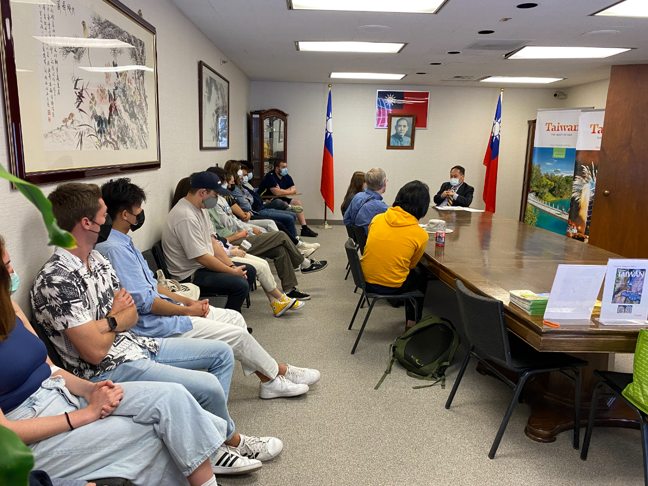 Director General Louis M. Huang met with Pepperdine University students at TECO-LA on May 24, 2022
