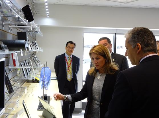Polito副州長參觀E Ink Corporation產品陳列室並討論E Ink 科技在各種新產品的應用。