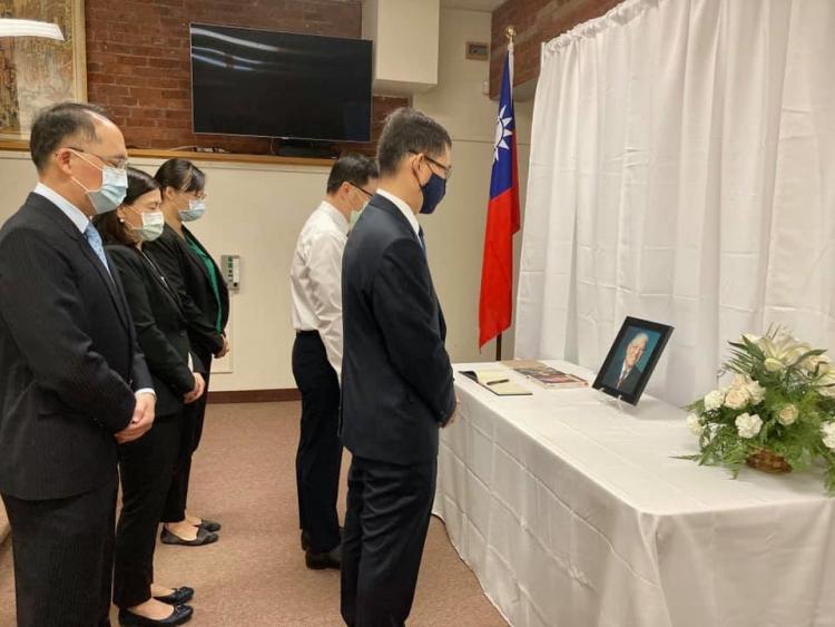Director-General Jonathan Sun and the staff of TECO-Boston paid tribute to former President Lee Teng-hui at a memorial at the Culture Center of TECO Boston 