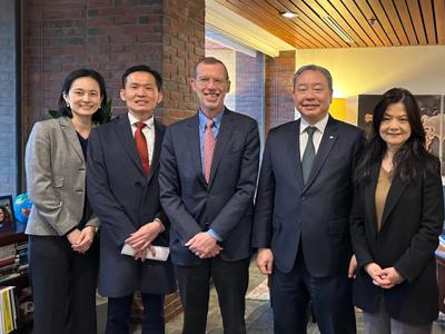 Ambassador Alexander Yui visited Harvard University.