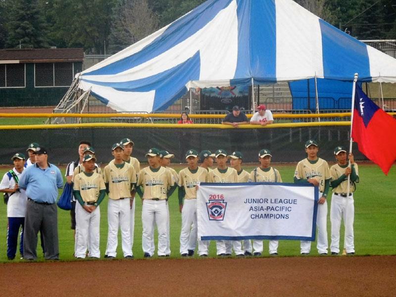 中華青少棒代表隊於開幕典禮中持國旗入場