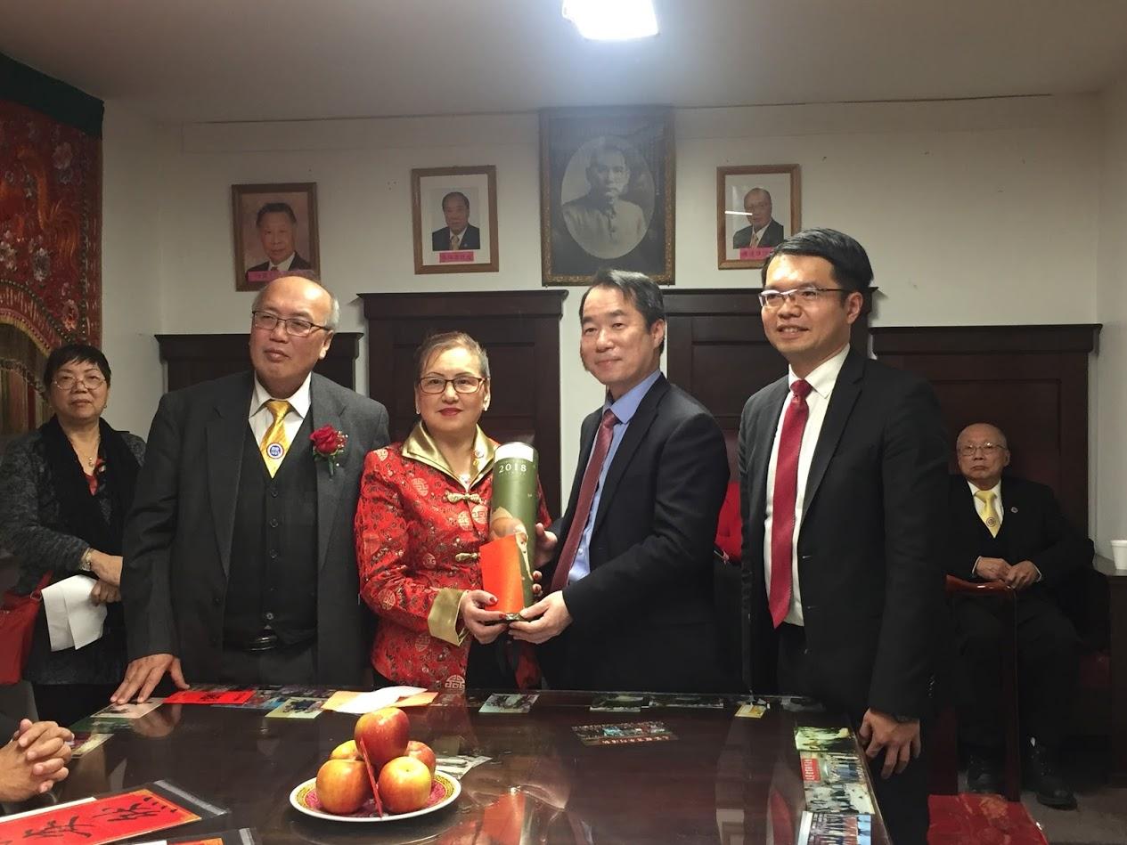 何處長一行拜會華僑協會芝加哥分會
