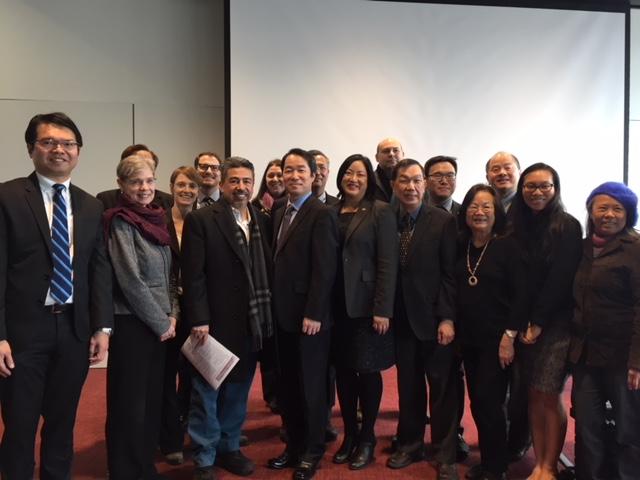 出席嘉賓合影留念：駐芝加哥辦事處何震寰處長(前排左4)、伊利諾州眾議員馬靜儀(前排右5)、芝加哥市第25區區長Daniel Solis(前排左3)及CBCAC主席陳增華(前排右4)。