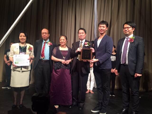 Mr. Ho presents the leader of Formosa Circus Arts Group with a plaque of appreciation.