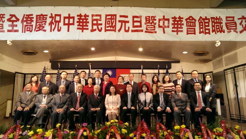 Director General Ho poses for a commemorative photo with President and former Presidents of CCBA