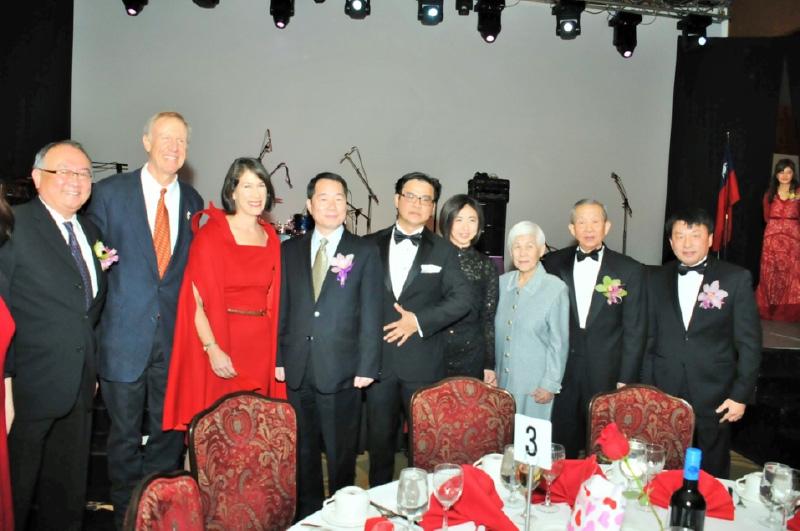 Director General Calvin Ho (4th from left), Illinois Governor Bruce Rauner (2nd from left) and first lady Diana Rauner(3rd from left) with TACCGC’s President Avery Lin (5th from left) at 2017 Annual Dinner Gala 