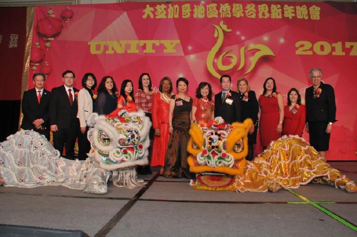 Director General Calvin Ho, Chairperson of the 2017 Unity Yman Huang Vien and General Coordinator Ching-Ming Hsieh (5th-7th from right), Illinois Lieutenant Governor Evelyn Sanguinetti (2nd from right), Illinois State Representatives Patricia Bellock (4th from right) and Theresa Mah (3rd from right), Illinois Cook County’s President Toni Preckwinkle (1st on the right)