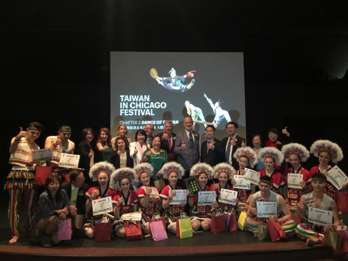 Director General Calvin Ho (4th standing from right) , Mayor Ron Gunter (5th standing from right) with dancers of Grand View Dance Troupe after performance