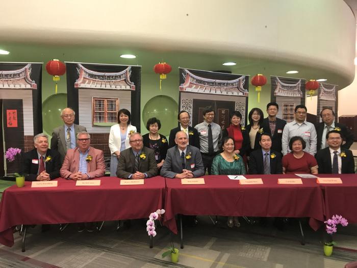 Director General Calvin Ho (3rd sitting from right) , Mayor Ron Gunter (5th sitting from right) with leaders of the co-sponsoring Taiwanese groups at the press conference 