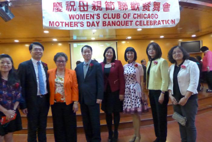 Director General Calvin Ho (center) with Illinois Representative Theresa Mah (4th from right) and other guests