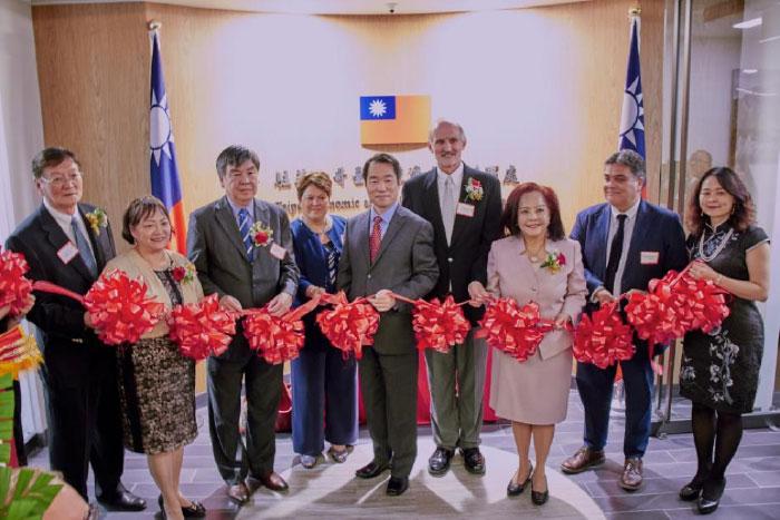 Director General Calvin Ho (5th from right) with Westmont’s Mayor Ron Gunter (4th from right) and 4 Commissioners of Overseas Community Affairs Council at the ribbon cutting ceremony
