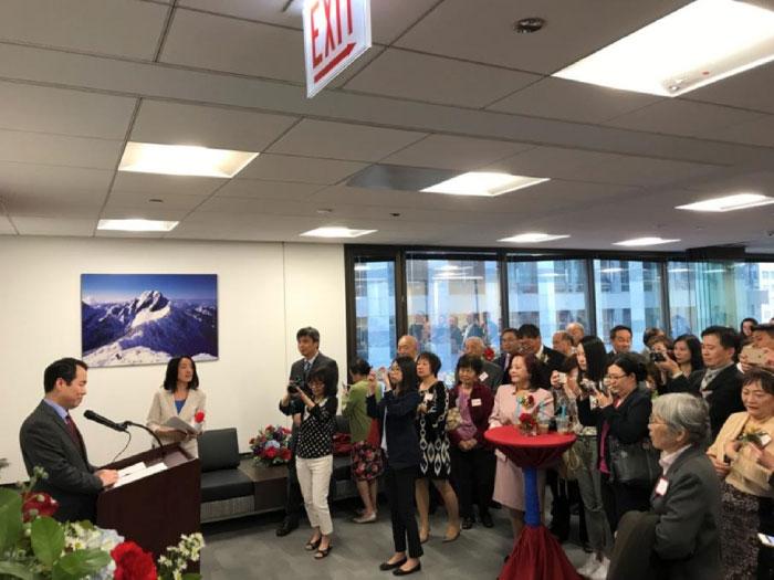 Director General Calvin Ho speaks at the reception of TECO in Chicago’s new office opening ceremony