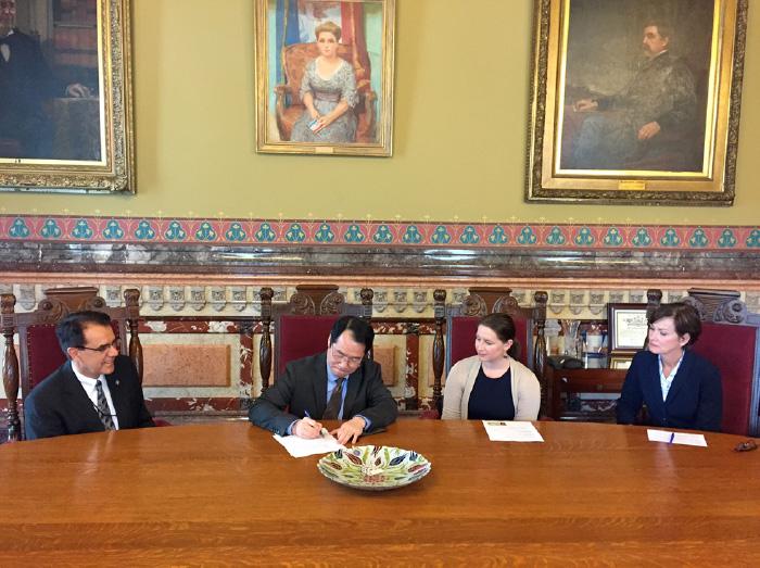 Calvin Ho, Director General of the Taipei Economic and Cultural Office in Chicago (2nd from left), signed the agreement witnessed by Iowa Governor Kim Reynolds (1st right).