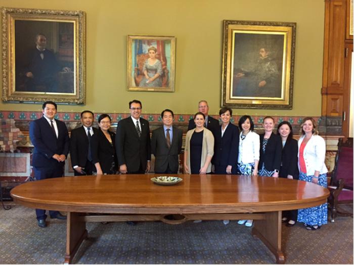 Governor Reynolds, representatives from State Secretary’s Office and Department of Transportation took a group photo with staff from Taipei Economic and Cultural Office to conclude the signing ceremony.
